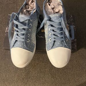 Stylish Blue and White Polka Dot Women's Sneakers